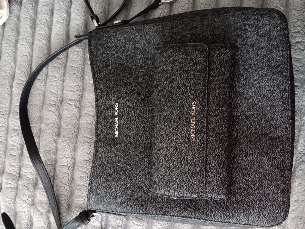Micheal Kors Purse And Wallet