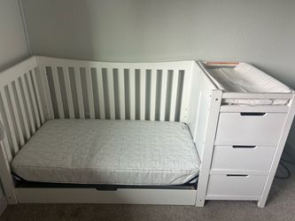 White wood Graco toddler bed with mattress & attached side drawers