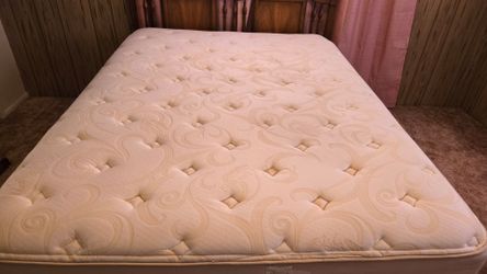 QUEEN MATTRESS AND BOXSPRING