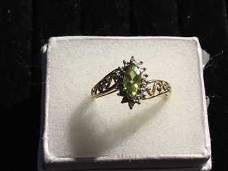 10 kt gold peridot and diamond ring