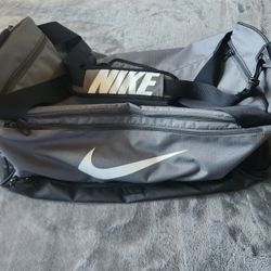 Nike Brasilia 9.5 Medium Duffle Bag