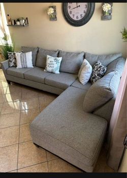DELIVERY AVAILABLE 🚛! Beautiful Light grey sectional couch from Jerome’s LIKE NEW!