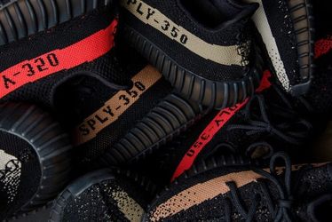 Have Yeezy V2 Plug 100% authentic selling any yeezy you would like place your order you will get the yeezys within a week doing Black Friday sell Con