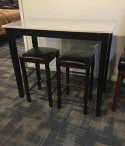 Table set with 2 bar stools