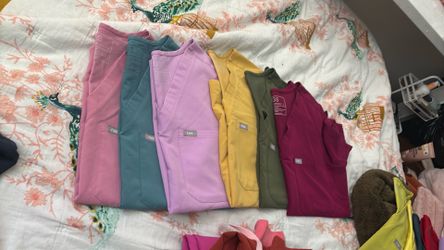 Small size figs scrub tops