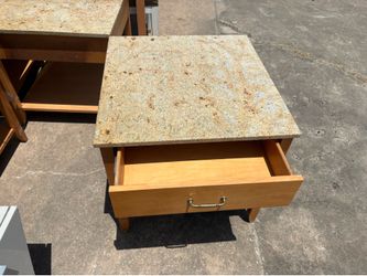 Mesa de Noche con Cubierta de Piedra