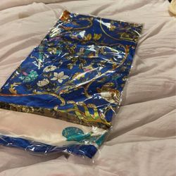 Full-size women’s scarf
