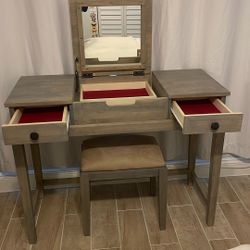Beautiful vanity/desk with stool