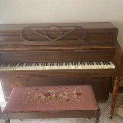 Free Piano. You Come And Get.  Plays Perfect. 