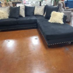 CHAISE SECTIONAL WITH MATCHING PILLOWS 