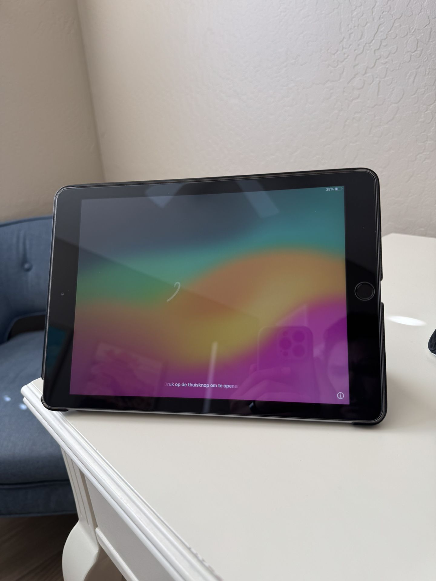 iPad 6th Generation 9.7 Inch 128 GB WiFi With case