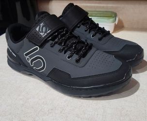 LIKE NEW, FIVE TEN, KRESTREL LACE CLIPLESS , MENS, SIZE 10.5, MTB, MOUNTAIN BIKE, SHOES, BLACK / CARBON