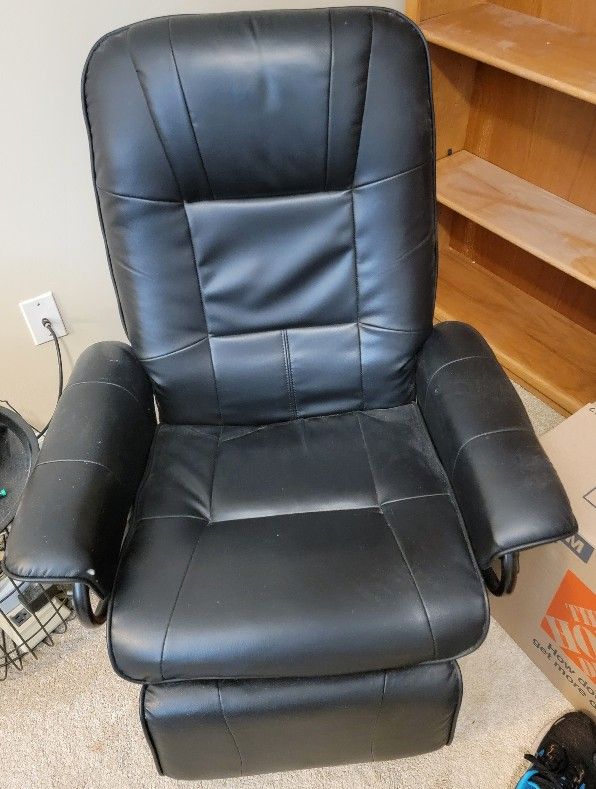 Two HOMCOM Faux Leather Manual Recliner, Adjustable Swivel Lounge Chairs