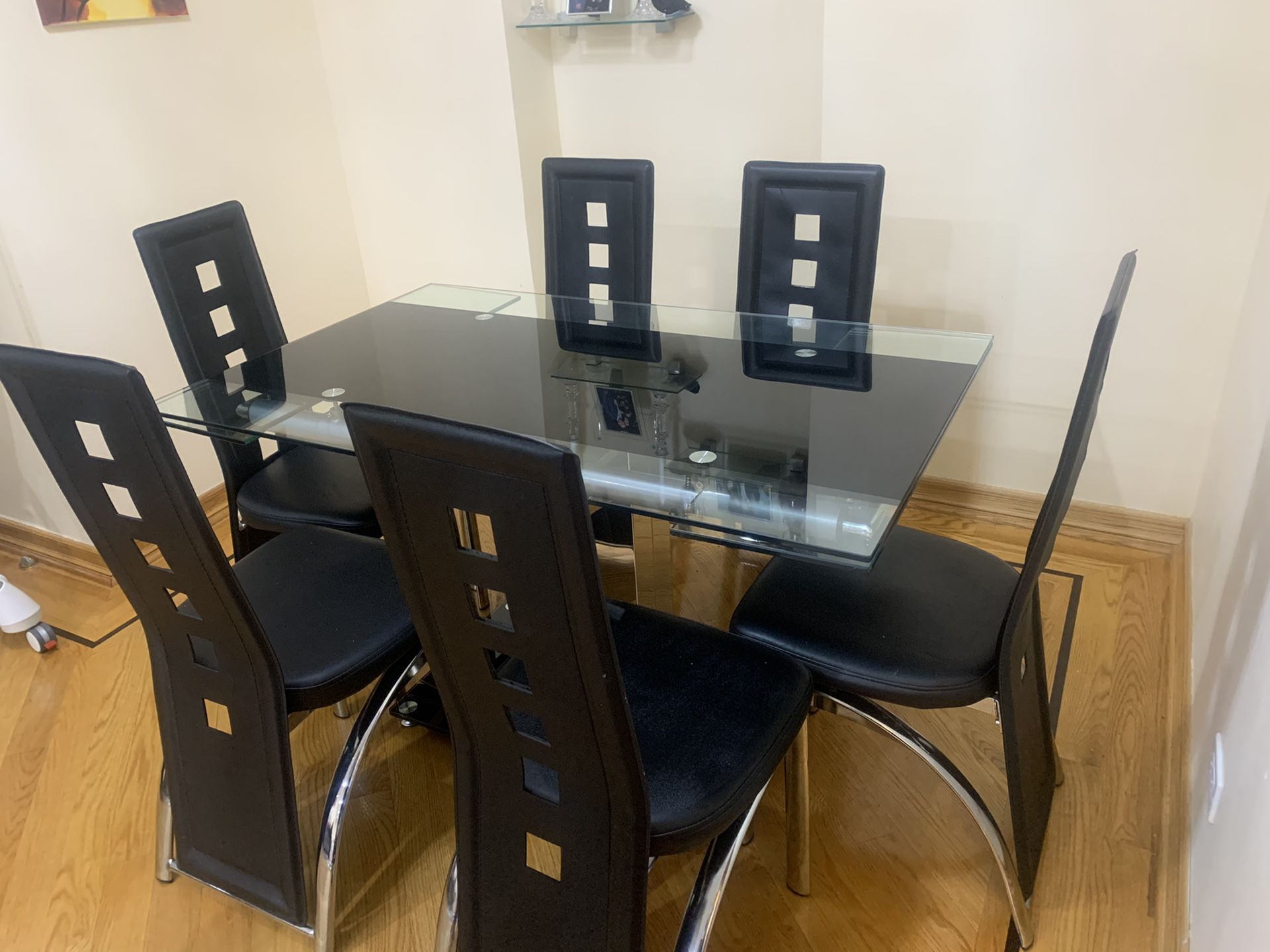 Modern glass dining table with 6 chairs (extends)