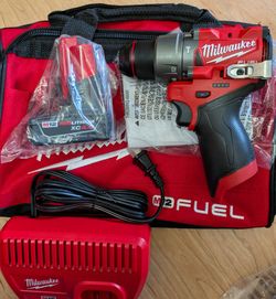 MILWAUKEE M12 FUEL HAMMER DRILL, 4AH BATTERY AND CHARGER