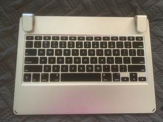 Turns 12.9 iPad into laptop device