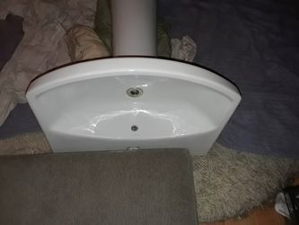 Kohler Sink Like New Like 35" Tall  22  1/2 Wide  18 1/2 Depth 60$ 