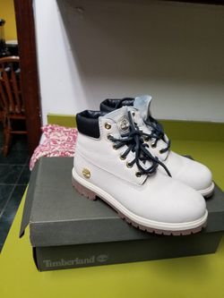 Boys timberlands boots size 2.5y