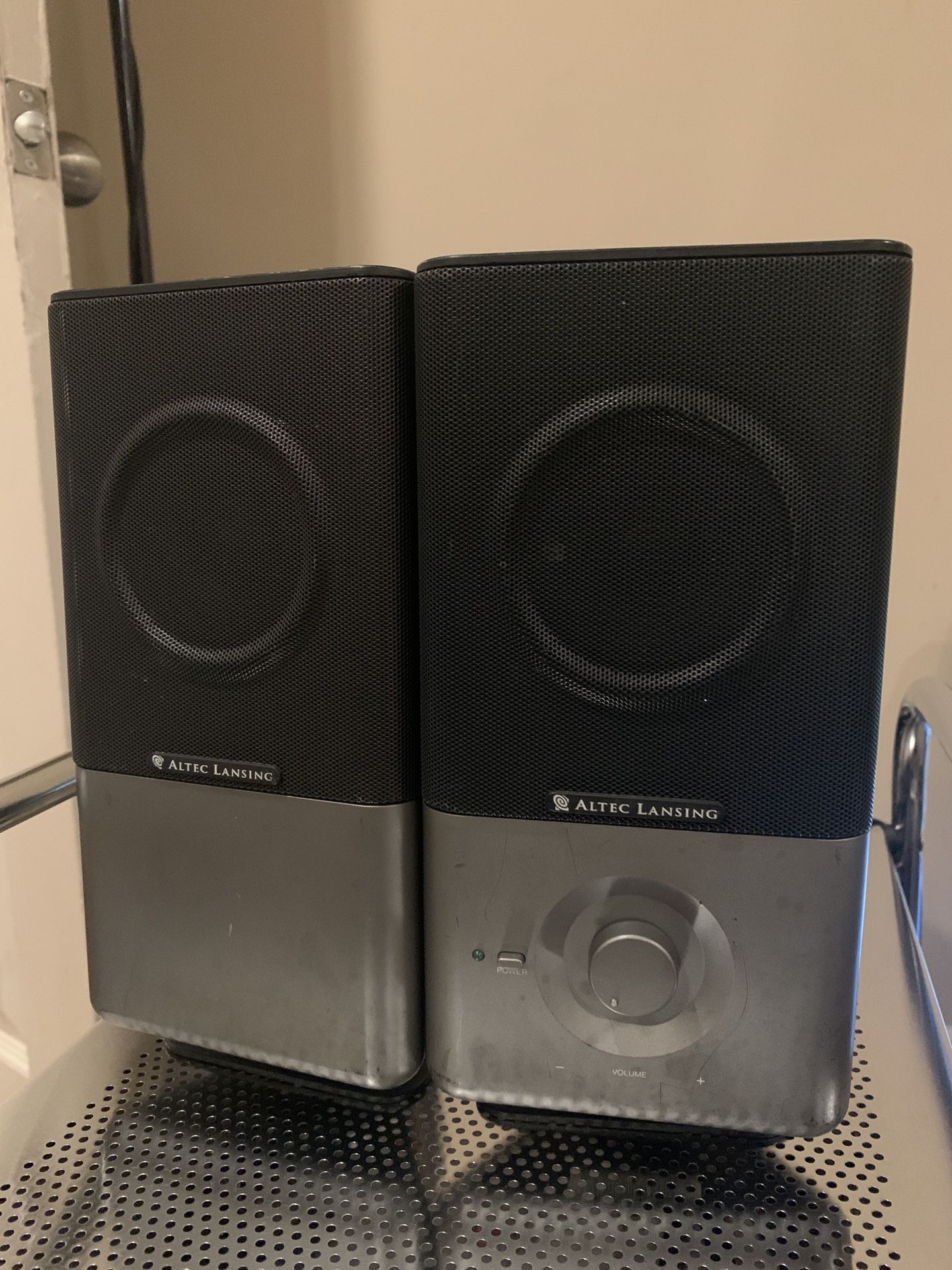 Altec Lansing 220 Amplified Speaker System - Computer Speakers