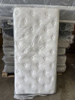 Beautyrest 12" BR800 Medium Mattress. Twin. New 