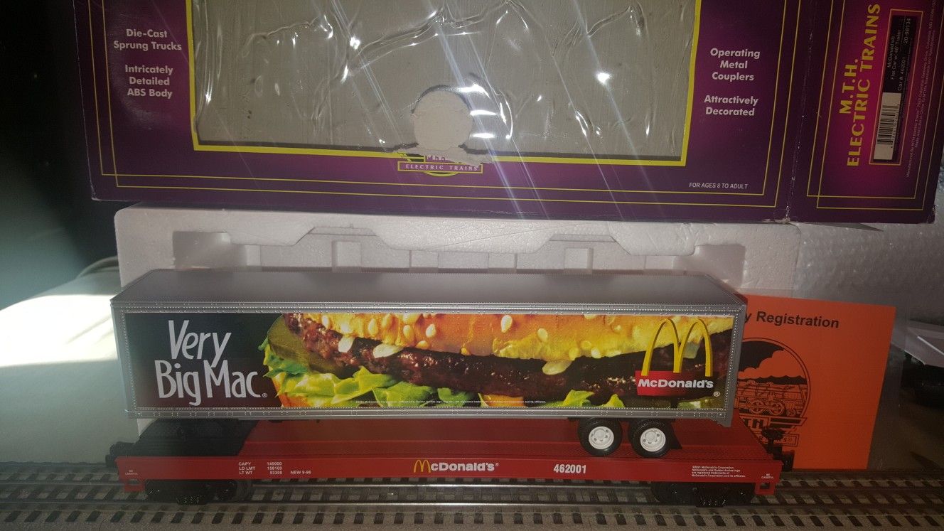 MTH MCDONALDS FLAT CAR W/48 ' BURGER TRAILER