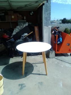Round wood table