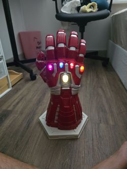 Avengers Endgame (LED Gauntlet popcorn bucket)