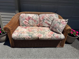 Solid Wicker Sofa w/cushions
