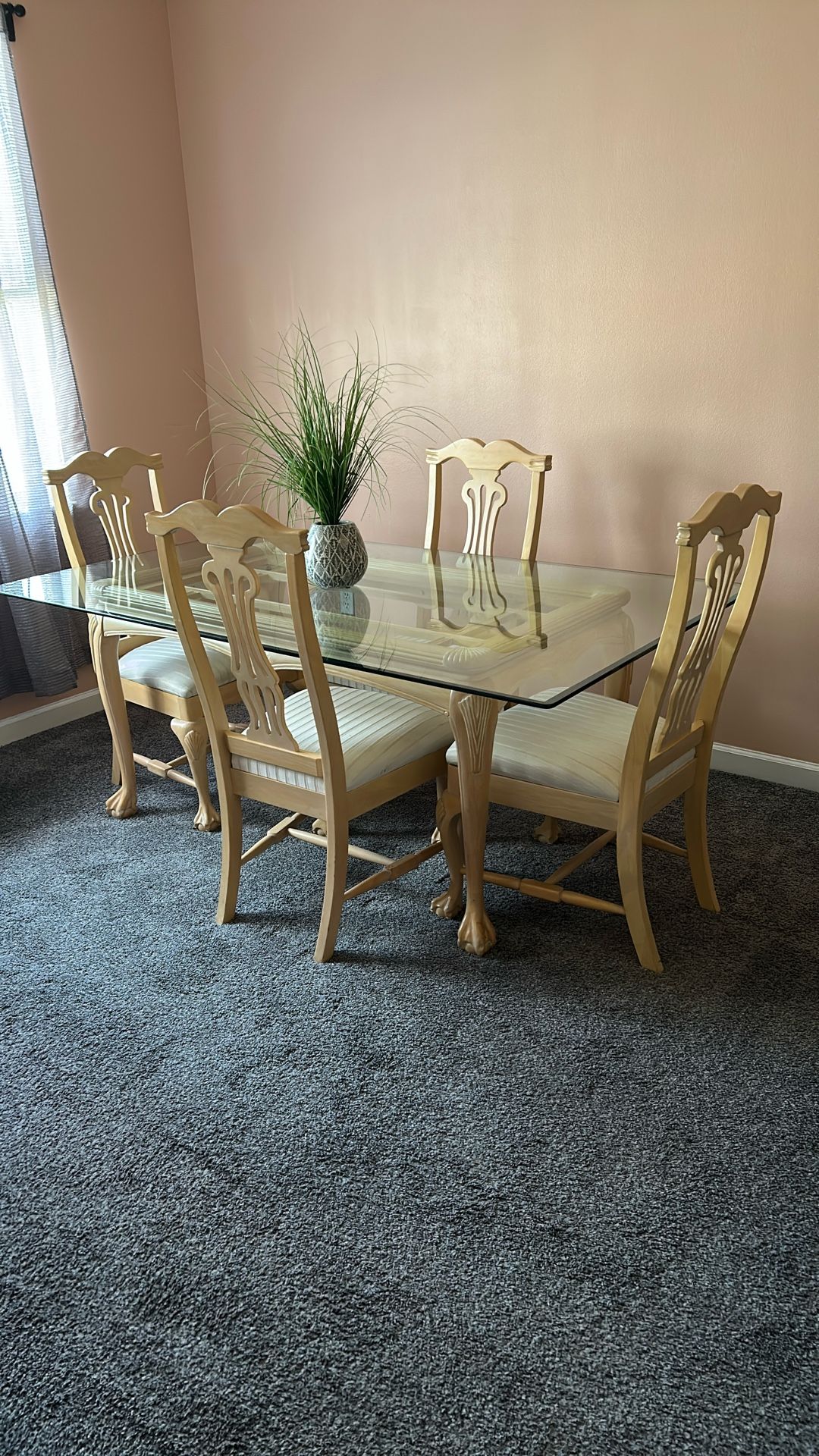 Dining Room Table With 4 Chairs.