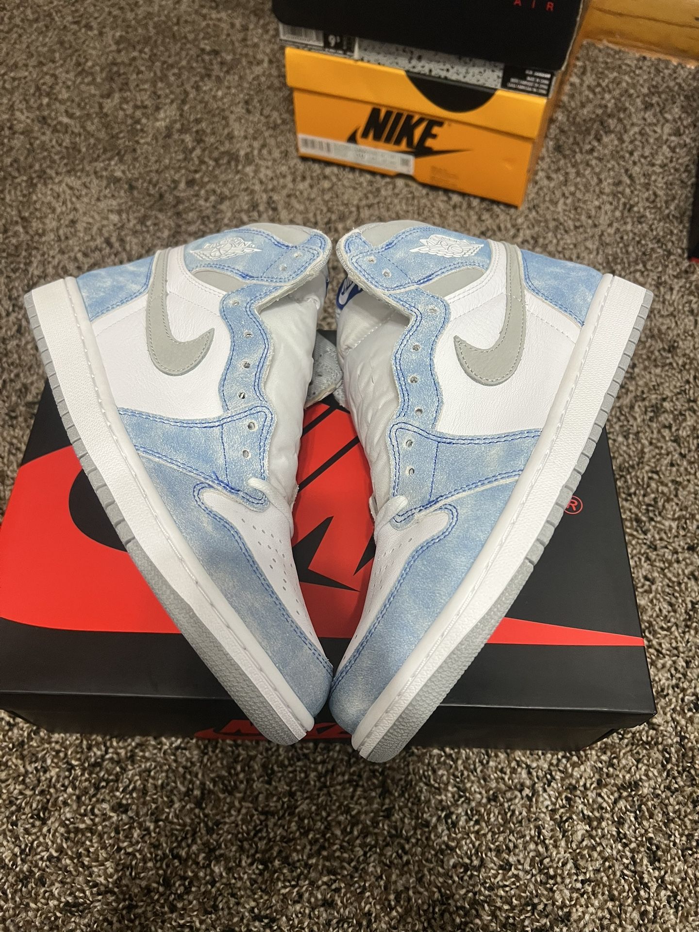 Jordan 1 Hyper Royal 