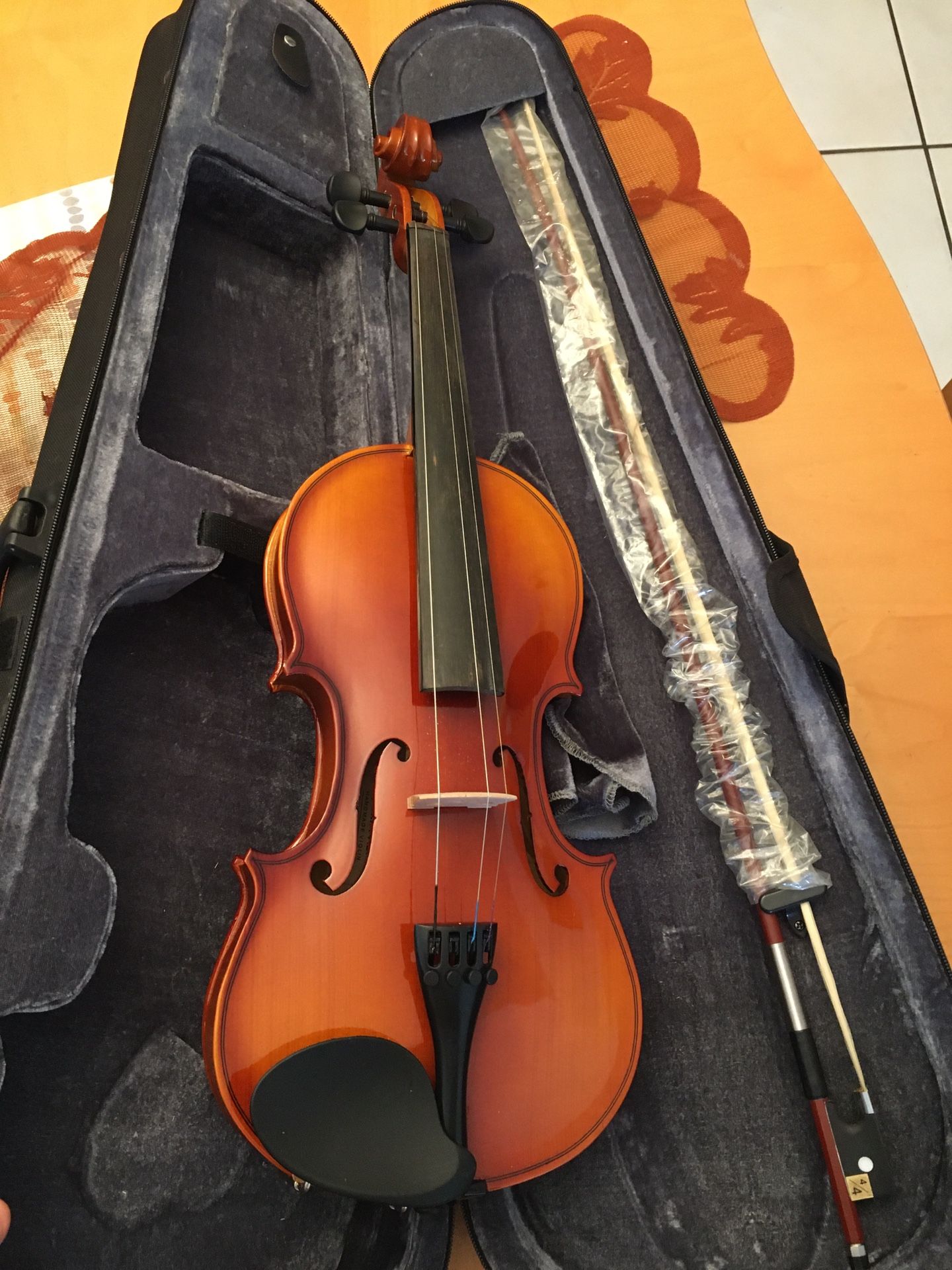 Benjamin Adams VN100 Full Size Student Violin Outfit The Benjamin Adams VN100 Full Size 4/4 Student Violin Outfit has a solid spruce top, maple back a