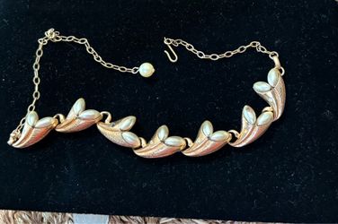 Vintage Gold-Tone Leaf Choker Necklace with Faux Pearls – 16 Inches