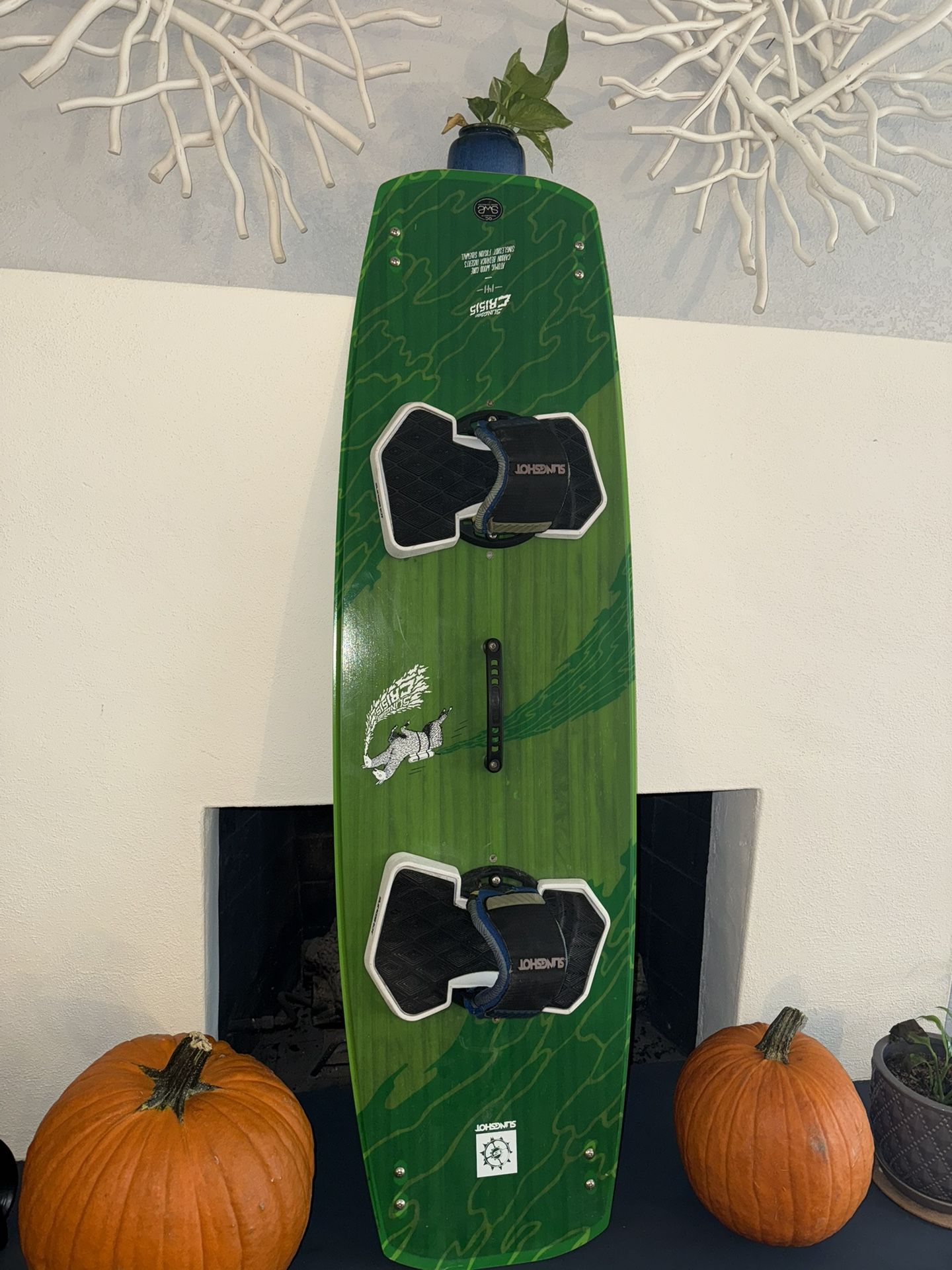 Kiteboard TWINTIP SLINGSHOT Crisis 2018 141cm + Footstraps, Fins And Handle.