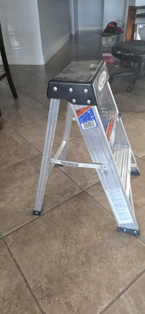 WERNER STEP STOOL LADDER