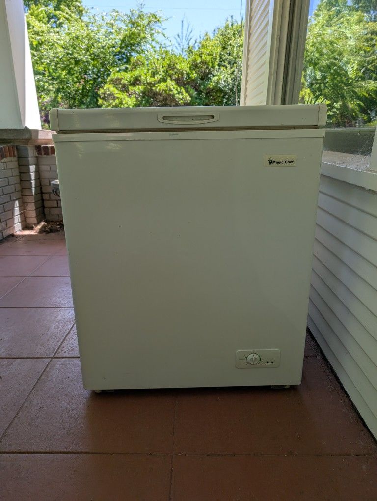 Magic Chef Chest Freezer - 5.5 Cu. Ft.