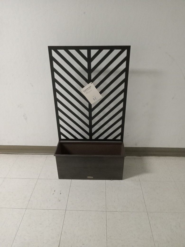 Planter Box With Screen