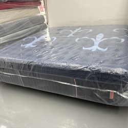 KING SIZE STEARNS & FOSTER LUX ESTATE (FIRM) PILLOW TOP MATTRESS & BOX SPRINGS BED SET