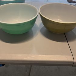 VINTAGE PYREX BOWLS