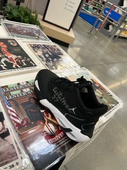 Two-time Super Bowl champ Lester Hayes signs autographs Jordan shoe size 10