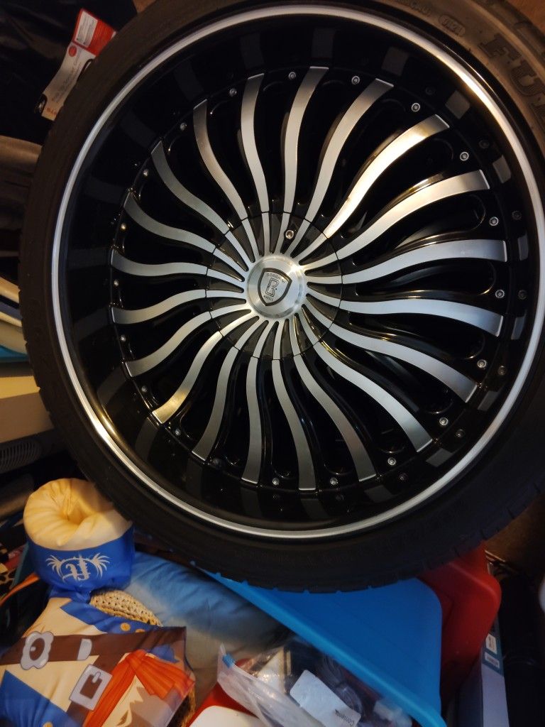 22 Inch Rims For Sale 750 Dollars 2 Tires Are Really Good But You Are Going To Have To Get 2 Tires 