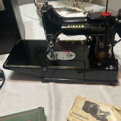 Singer 222 Featherweight Sewing Machine