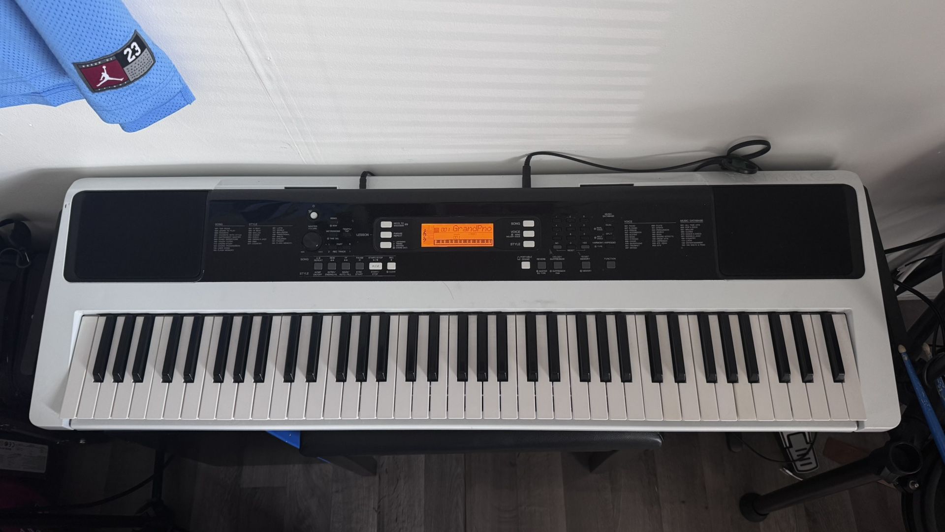 Custom White Yamaha PSR‑EW300 Keyboard Bundle