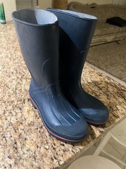 Woman’s work boots size 8