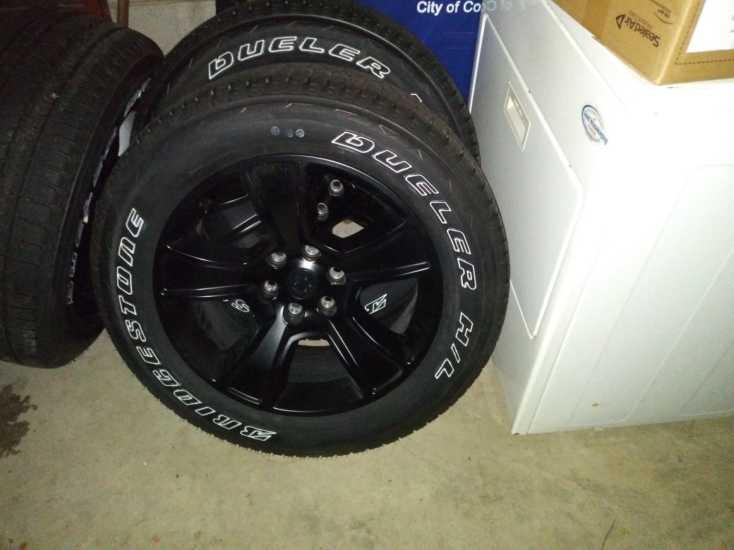 20” rims new tires 275/55/20 is the tires size they are gloss Blk $550 for the set