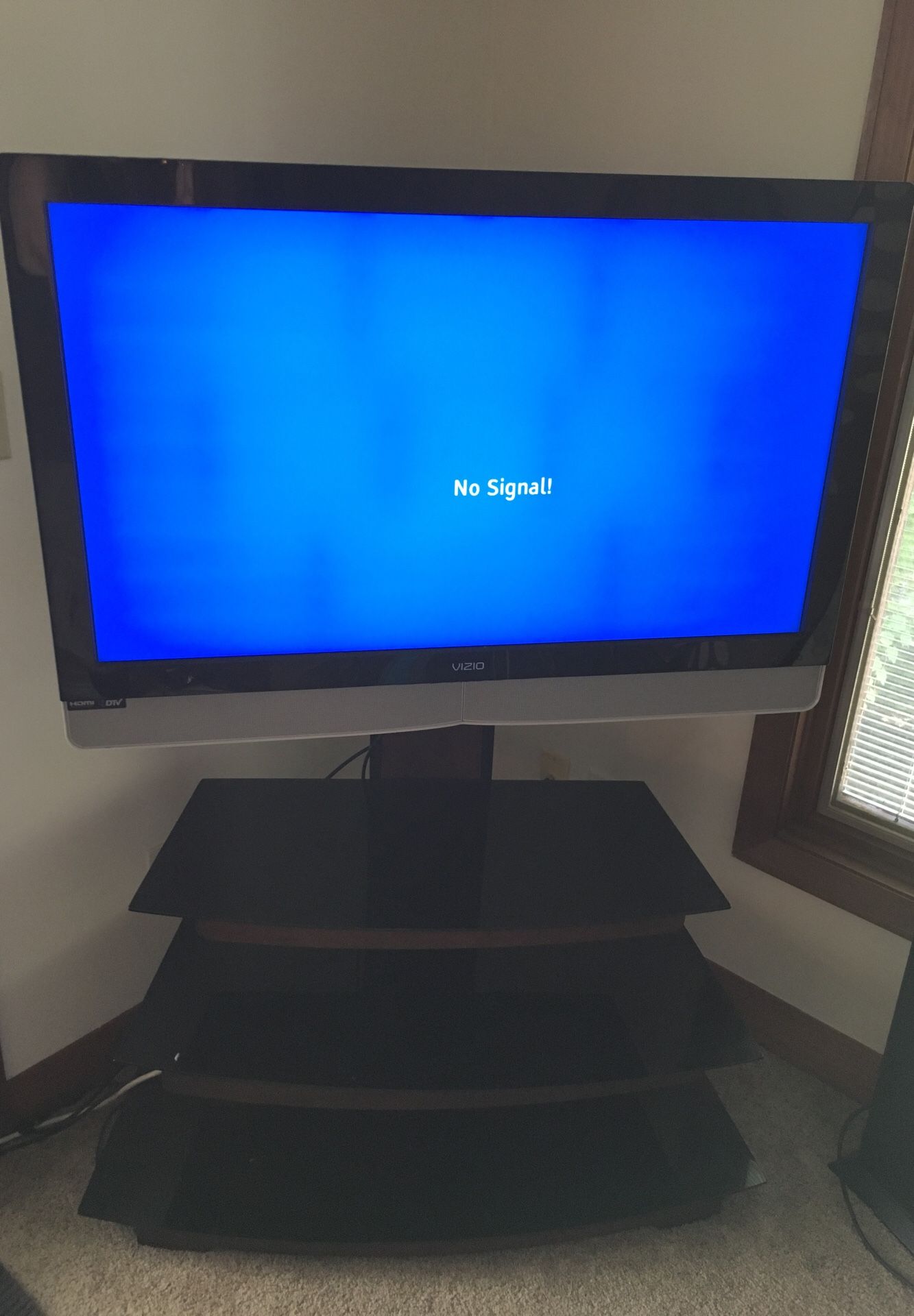 Vizio VX42L 42 in 720p LCD HDTV with Stand