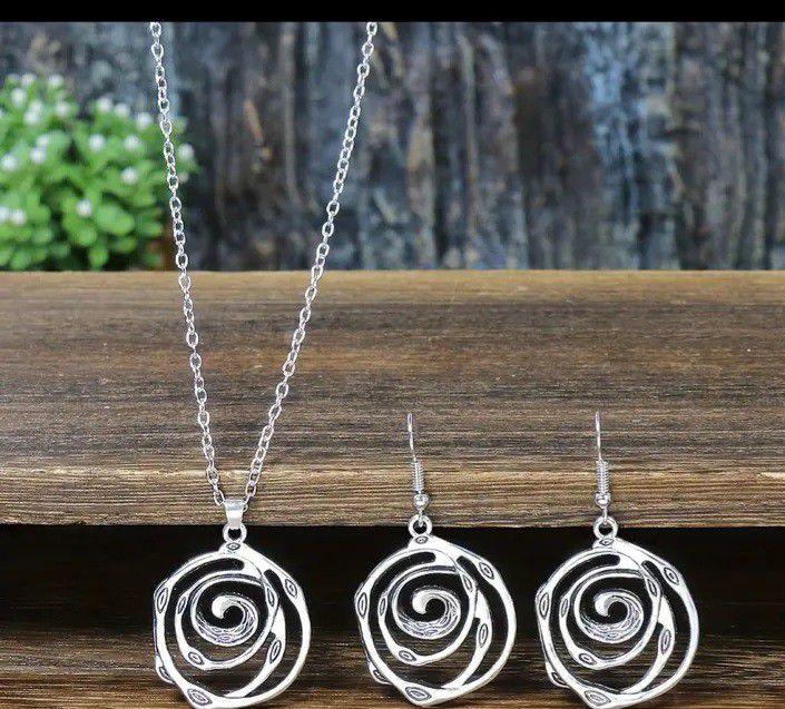 Beautiful Necklace And Earrings Set