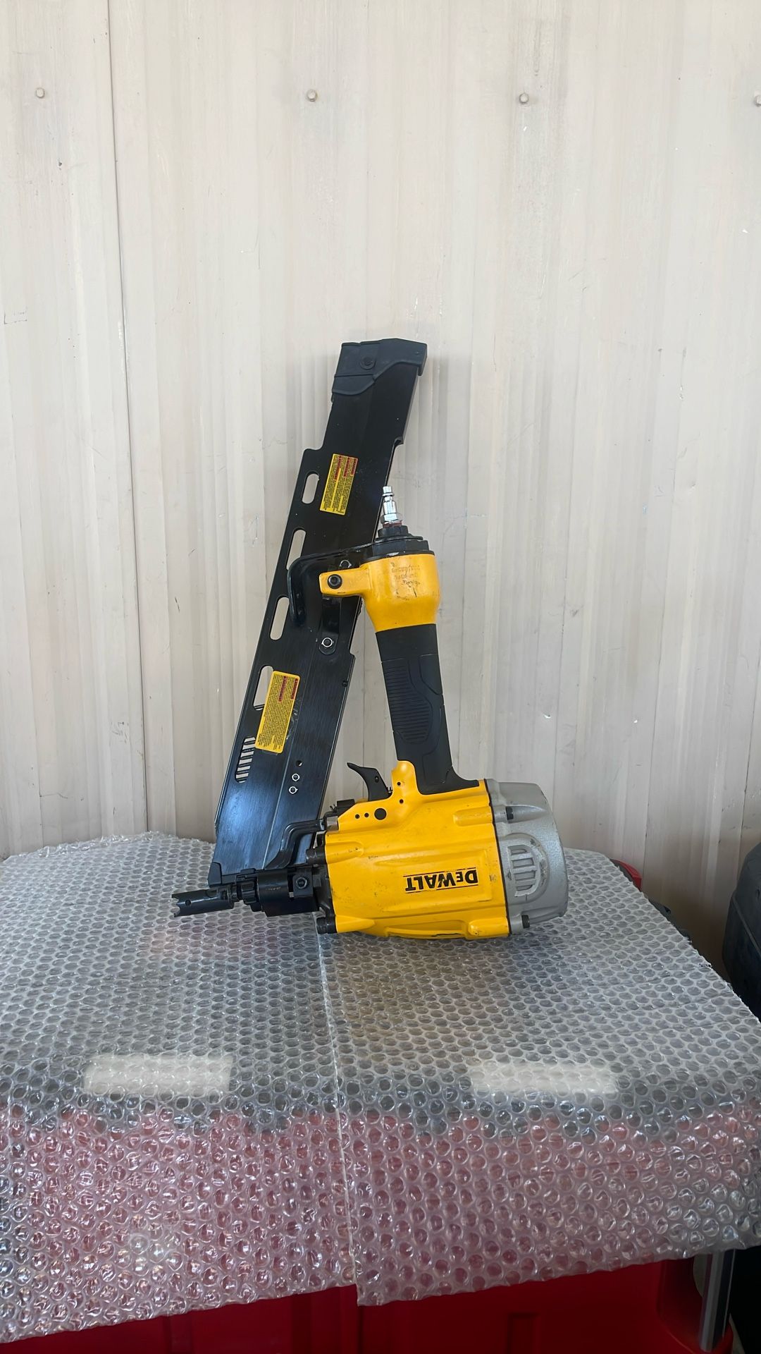 DEWALT Pneumatic 21-Degree Collated Corded Framing Nailer