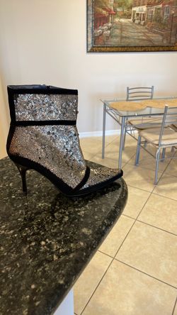 Women’s black and gold shoes Donald J Pliner size 8 excellent condition