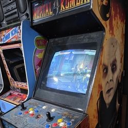 Mortal Kombat 4 Arcade Cabinet