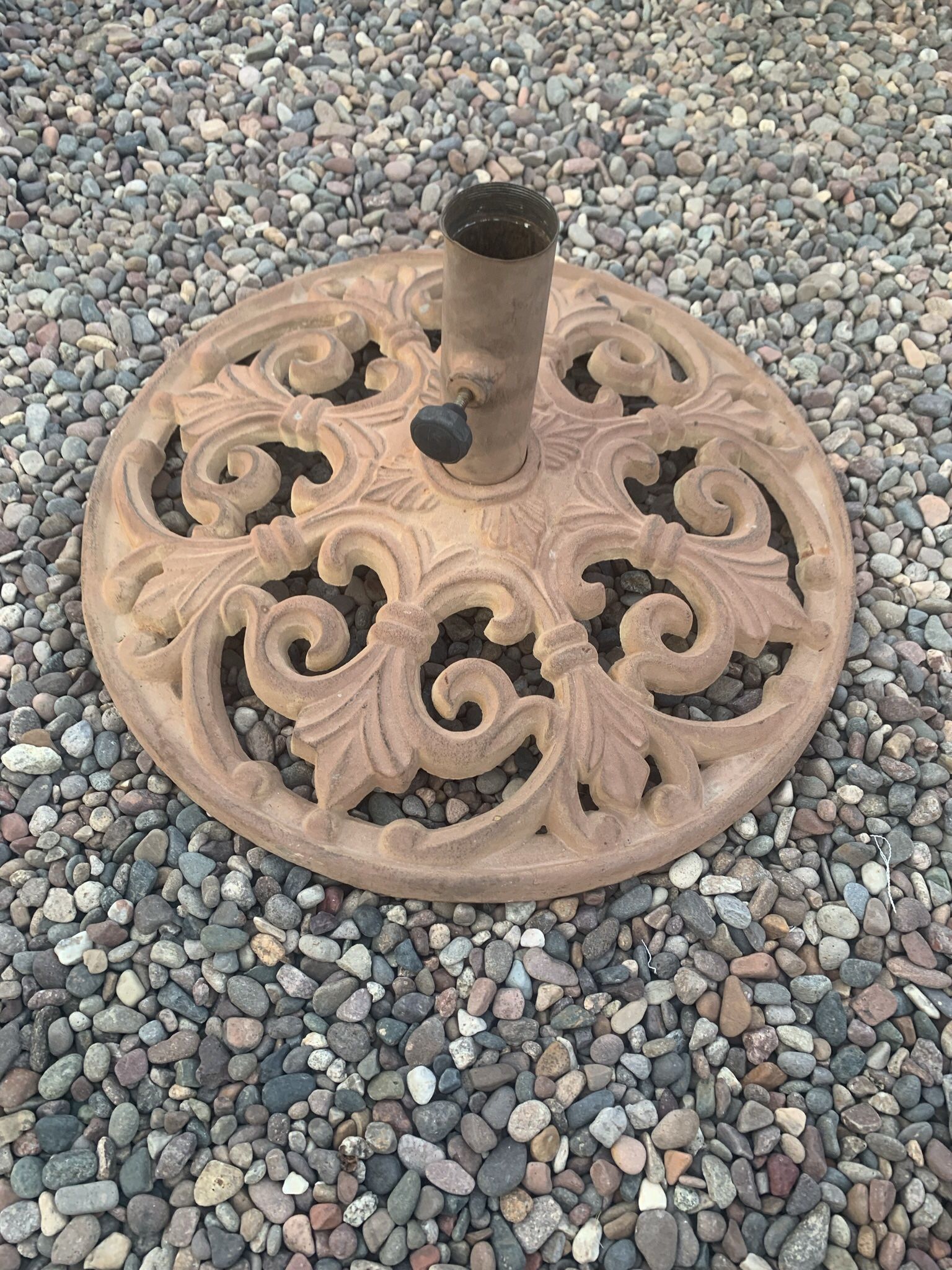 CAST IRON UMBRELLAS STAND HEAVY & LARGE UMBRELLA BASE. DIAMETER 24 INCHES 85.oo for Sale in Las